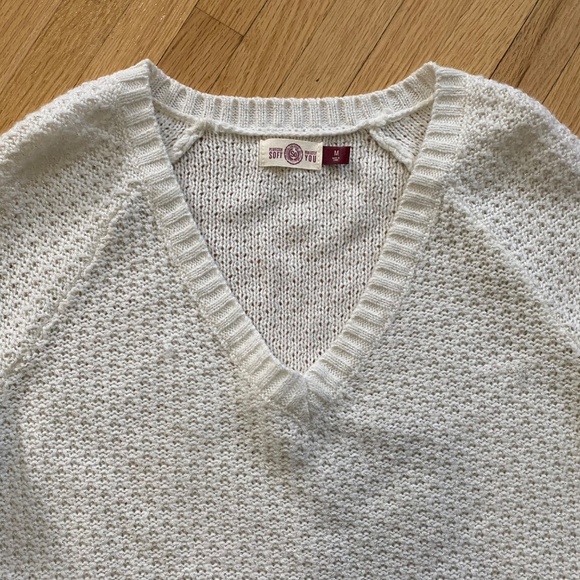 SO Ranglan White Textured V-Neck Lightweight Soft Sparkling Knit Sweater Size M - Picture 3 of 10